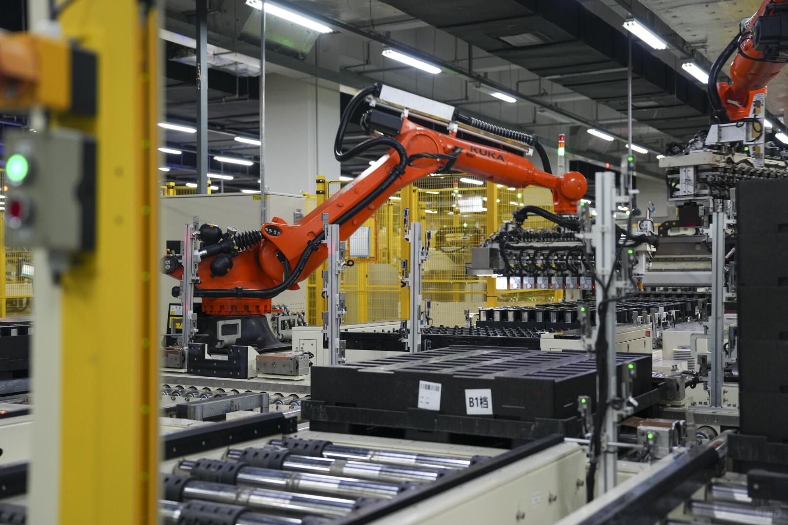 Robotic production cell for controlled pilot build coordination