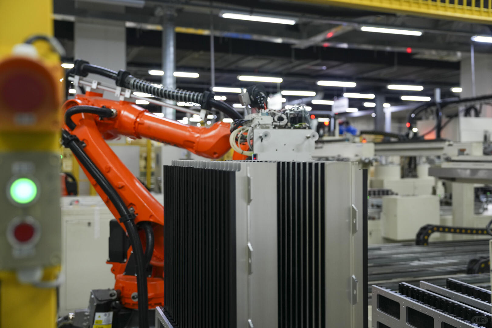 Robotic production cell for quality control monitoring